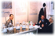 Специалисты дискутируют на выставке МИР СТЕКЛА 2002